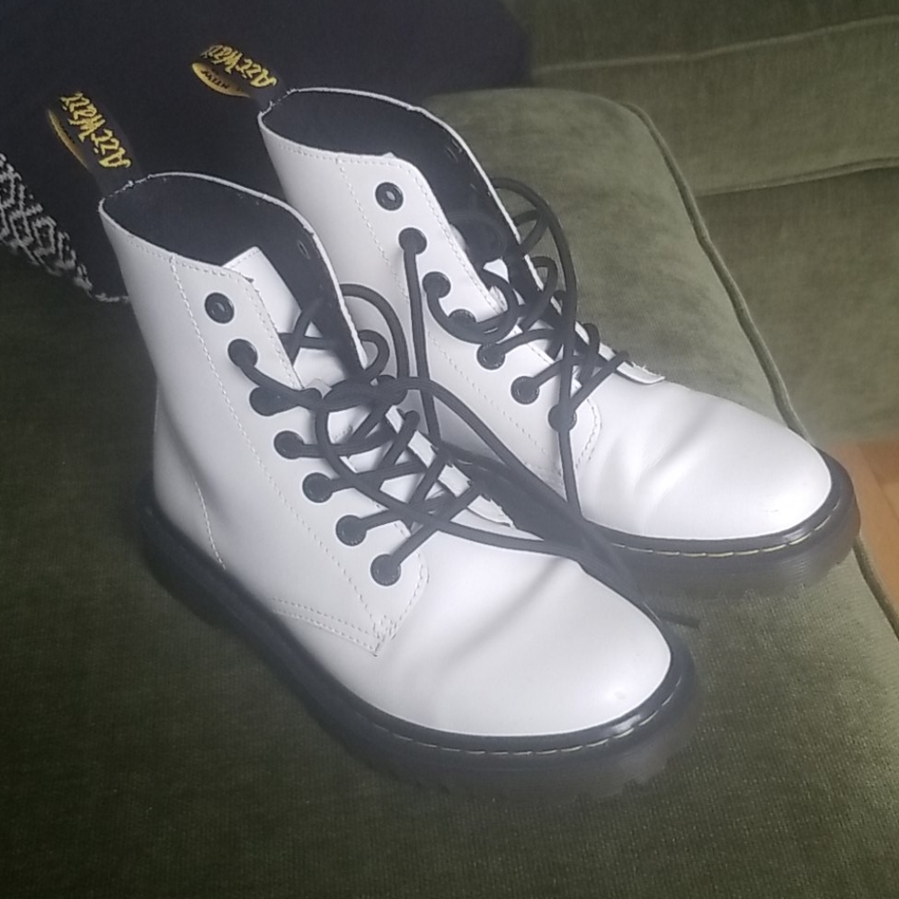 DR.MARTENS WOMENS LUANA COMBAT BOOT - WHITE